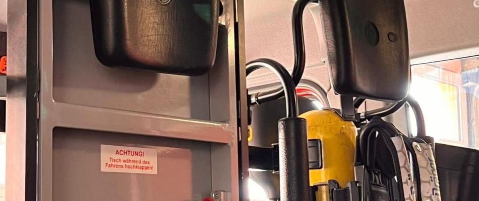 Rauchmelder an der Kabinendecke eines Feuerwehrfahrzeugs