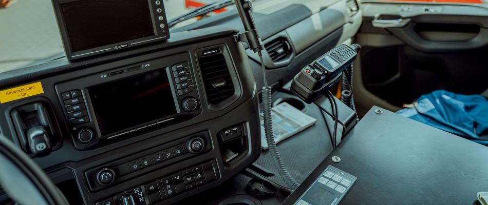 Bedien- und Funkkonsole im Cockpit eines Feuerwehrfahrzeugs