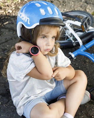 Un enfant utilise l'alarme SOS sur la montre intelligente Anio 6