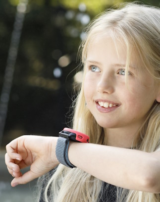 A child makes a phone call with the Anio 6 Smartwatch