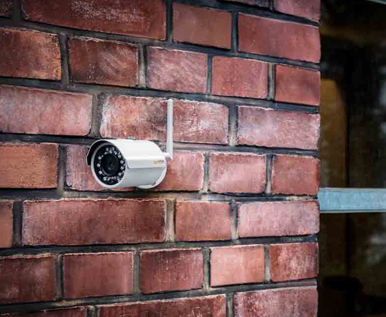 LUPUS LE202 WLAN Überwachungskamera an einer Hauswand montiert